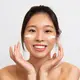 Ilustrasi perempuan menggunakan sunscreen. (c) Milkos/Depositphotos