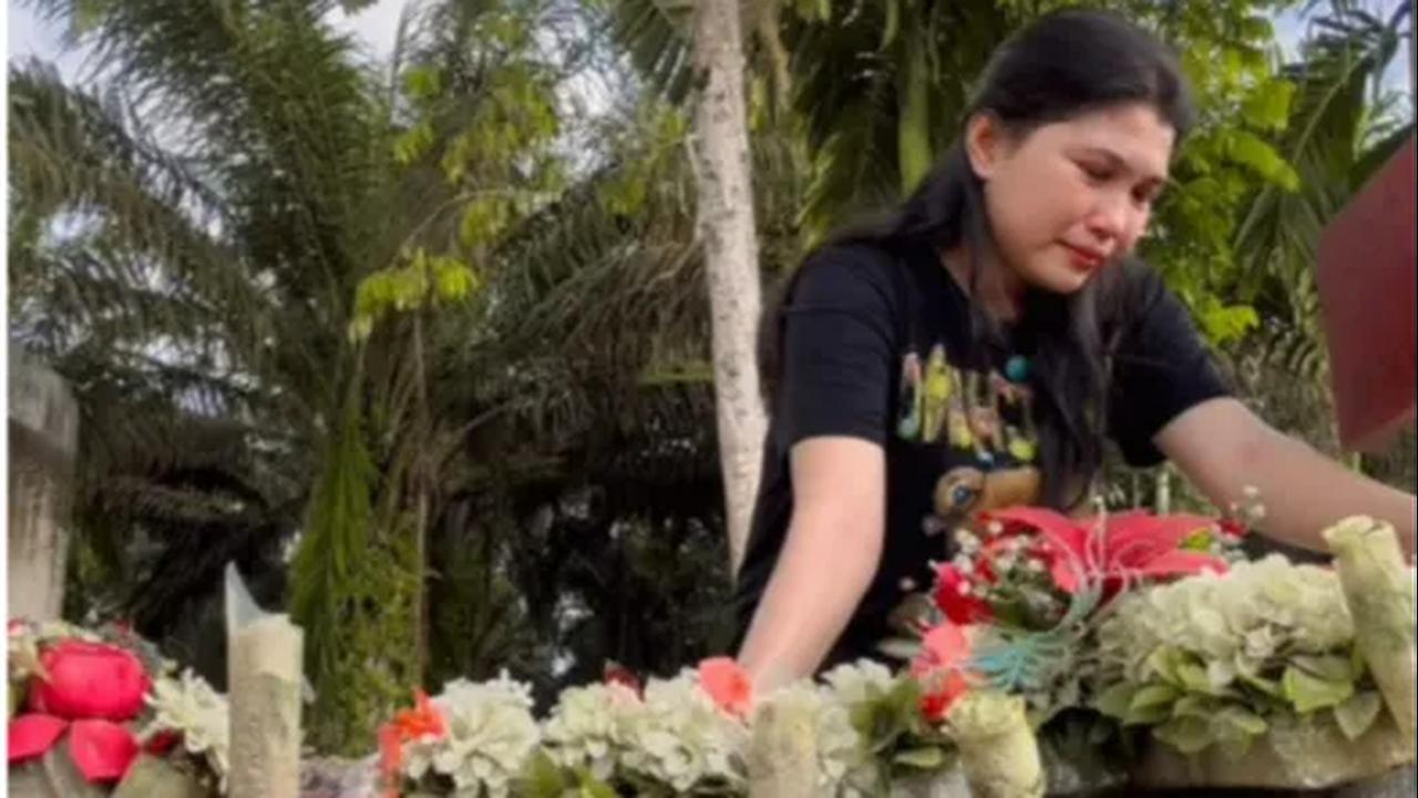 Satu bulan sebelum MA mengeluarkan putusan Kasasi itu, kekasih almarhum Brigadir Yosua, Vera Maretha Simanjuntak, menangis tersedu-sedu di makam kekasih yang dicintainya itu.