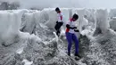Dua orang pelari berpartisipasi dalam lomba maraton di Gunung Everest, Nepal, Minggu (29/5). Lomba maraton tahunan yang diikuti 150 peserta ini bentuk hormat pada Tenzing Norgay & Edmund Hillary sebagai pendaki pertama. (HO/HIMEX/AFP)