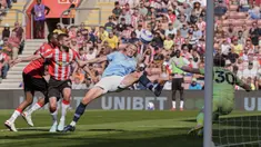 Pemain Manchester City, Erling Haaland berusaha mencetak gol ke gawang Southampton dalam laga lanjutan Liga Inggris 2024/2025 di St Mary's Stadium, Southampton, Inggris, Sabtu (10/05/2025) waktu setempat. (AP Photo/PA/Andrew Matthews)