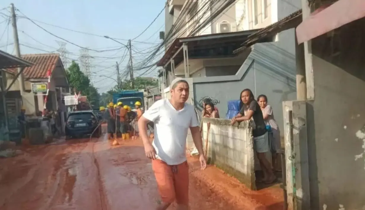 <p>Pasha Ungu membantu mengatur lalu lintas di Jalan Raya Gandul Kecamatan Cinere, Kota Depok yang dipenuhi lumpur akibat pengeboran instalasi kabel PLN. Kondisi ini membuat jalanan menjadi licin hingga menyebabkan sejumlah pengguna jalan terjatuh. (Istimewa)</p>
