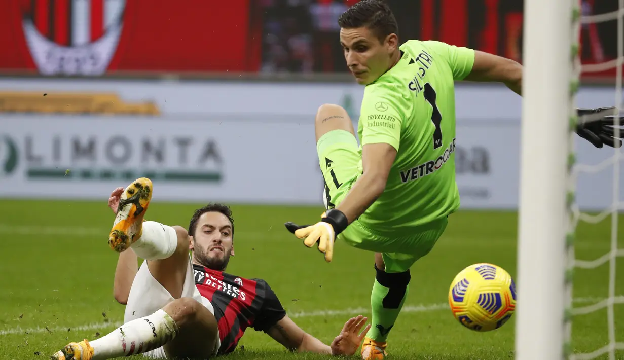 Gelandang AC Milan, Hakan Calhanoglu mencetak gol yang dibatalkan karena offside ke gawang Hellas Verona pada lanjutan Liga Italia Serie A di San Siro, Senin (9/11/2020) dinihari WIB. AC Milan harus puas berbagi angka dengan Hellas Verona setelah bermain imbang 2-2. (AP Photo/Antonio Calanni)