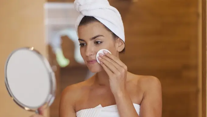 Dokter Kulit Sarankan Kamu Hindari 8 Tren Perawatan Kulit yang Populer di TikTok Ini