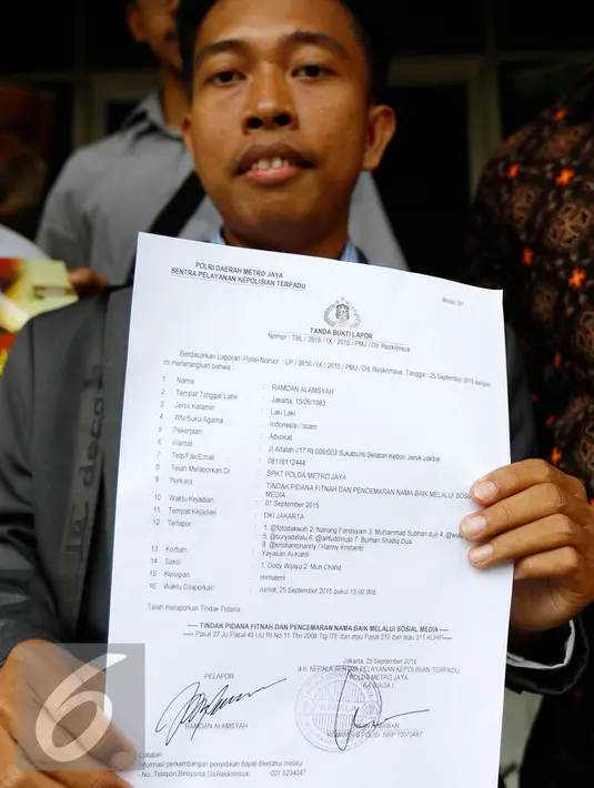 Perwakilan Al Kahfi usai melapor ke Polda Metro Jaya, Jakarta, Jumat (25/9/2015). Yayasan al Kahfi melaporkan delapan pemilik akun media sosial yang telah memfitnah mereka. (Liputan6.com/Yoppy Renato)