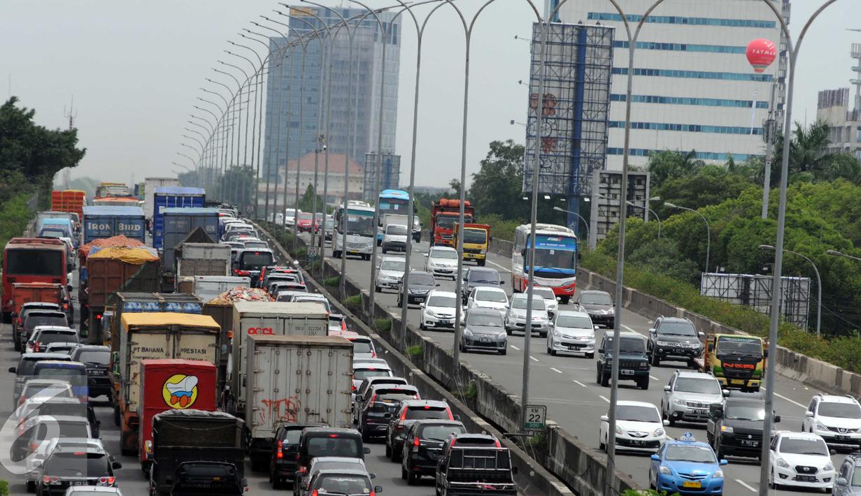 Kondisi di ruas tol dalam kota menuju tol Jagorawi dan Cikampek padat merayap, Jakarta, Kamis (24/12). Jelang malam Natal dan Tahun Baru masyarakat memanfaatkan dan merayakannya di kampung halaman. (Liputan6.com/Helmi Afandi)