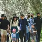 Keluarga Presiden Jokowi berjalan-jalan ke Gua Batu Cermin di Labuan Bajo, Minggu, 23 April 2023. (dok. Instagram @jokowi/https://www.instagram.com/p/CrYKB9cv0KW/Dinny Mutiah)