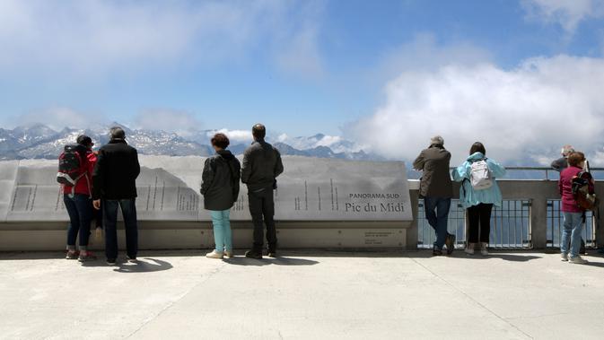 Turis mengunjungi puncak Pic du Midi Bigorre dan observatorium astronomi di La Mongie, Prancis pada 15 Juli 2019. Observatorium tertinggi se-Eropa di Pic du Midi de Bigorre terletak pada ketinggian 2877 mdpl. (Photo by PASCAL PAVANI / AFP)