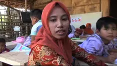Beginilah kondisi anak-anak yang tengah belajar di dusun Sidowayah,Desa Sidoharjo, Kabupaten Ponorogo,yang terpaksa harus belajar di kandang kambing.