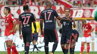 Para pemain Bayern Munchen saat merayakan kemenangan 3-0 atas Mainz 05, pada pertandingan lanjutan Bundesliga, di Stadion Allianz Arena, 26 September 2015. (AFP/Daniel Roland). 