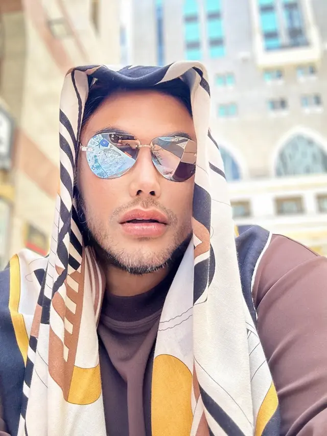 Ivan Gunawan senyum manis foto di Raudah Taman Surga di Masjid Nabawi Madinah, tempat mustajab berdoa