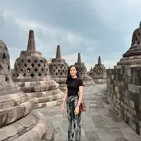 Gayanya terlihat sederhana, tetapi tetap memberikan kesan anggun dan modern. Padu padan outfit yang ia kenakan juga terasa pas untuk suasana wisata outdoor karena nyaman dipakai berjalan seharian. [@bebytsabina].