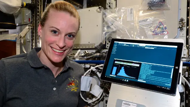 Astronot Kate Rubin pertama kalinya melakukan penelitian urutan DNA di ruang angkasa dalam Destiny Lab, ISS 48. (Sumber Wikimedia Commons)