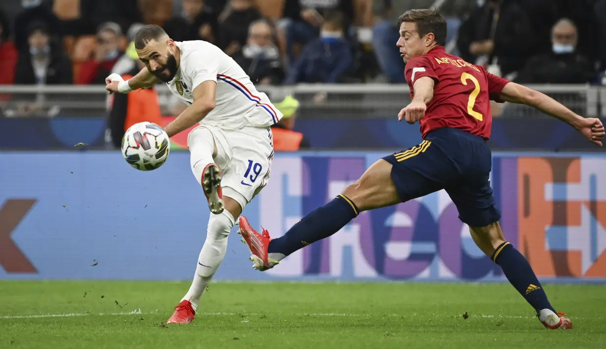 Penyerang Prancis Karim Benzema mencetak gol ke gawang Spanyol pada laga final UEFA Nations League 2021 di San Siro, Milan, Senin (11/10/2021) dini hari WIB. Prancis keluar sebagai juara UEFA Nations League 2021 setelah menumbangkan Spanyol 2-1. (Massimo Paolone/LaPresse via AP)