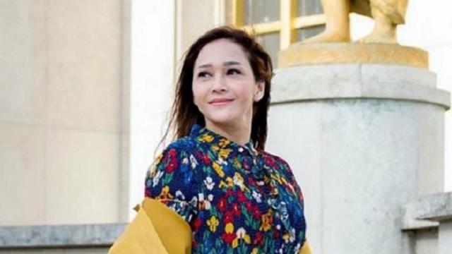 [Bintang] Tampil Vibrant, Intip 3 Gaya Maia Estianty Ketika Liburan di Paris