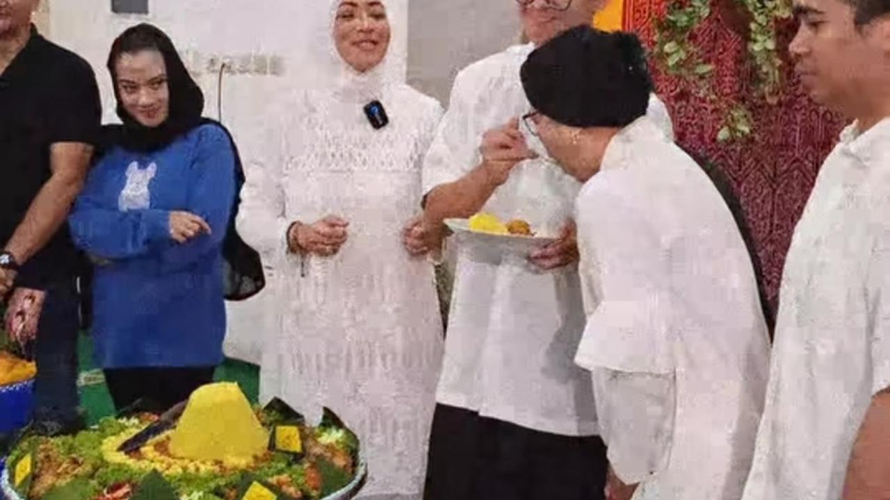 Di hari ulang tahunnya, Keanu Massaid melaksanakan prosesi potong tumpeng secara simbolis, dengan suapan pertama diberikan kepada ibunya, Angelina Sondakh.<br><br>