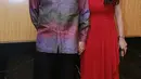 Ari Wibowo dan sang istri, Inge Anugrah, tampil serasi dengan memakai kemeja formal didampingi istri yang memakai gaun merah cantik. (Galih W. Satria/Bintang.com)