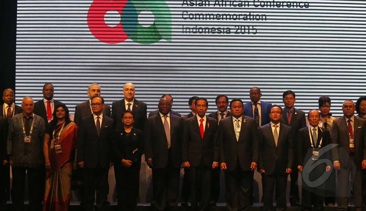 Presiden Jokowi (keenam kiri), Mendag Rachmad Gobel (keenam kanan) beserta delegasi berfoto sebelum pembukaan Asian-African-Business Summit yang merupakan rangkaian peringatan Konferensi Asia Afrika di  JCC, Selasa (21/4). (Liputan6.com/Herman Zakharia)