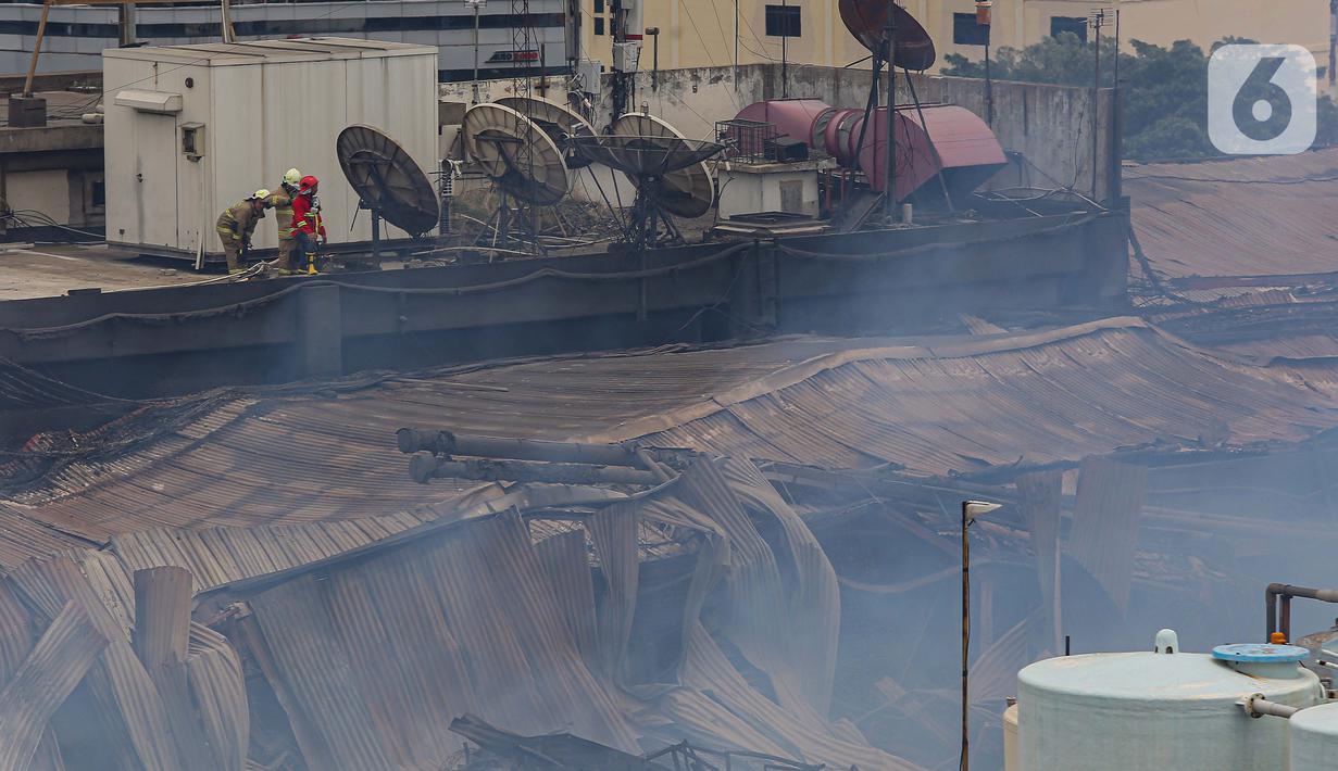 Hingga Kamis (16/1/2025) siang, petugas pemadam masih berjibaku melakukan tahap pendinginan setelah 12 jam upaya pemadaman di lantai 7 dan 8 gedung Glodok Plaza. (Liputan6.com/Angga Yuniar)