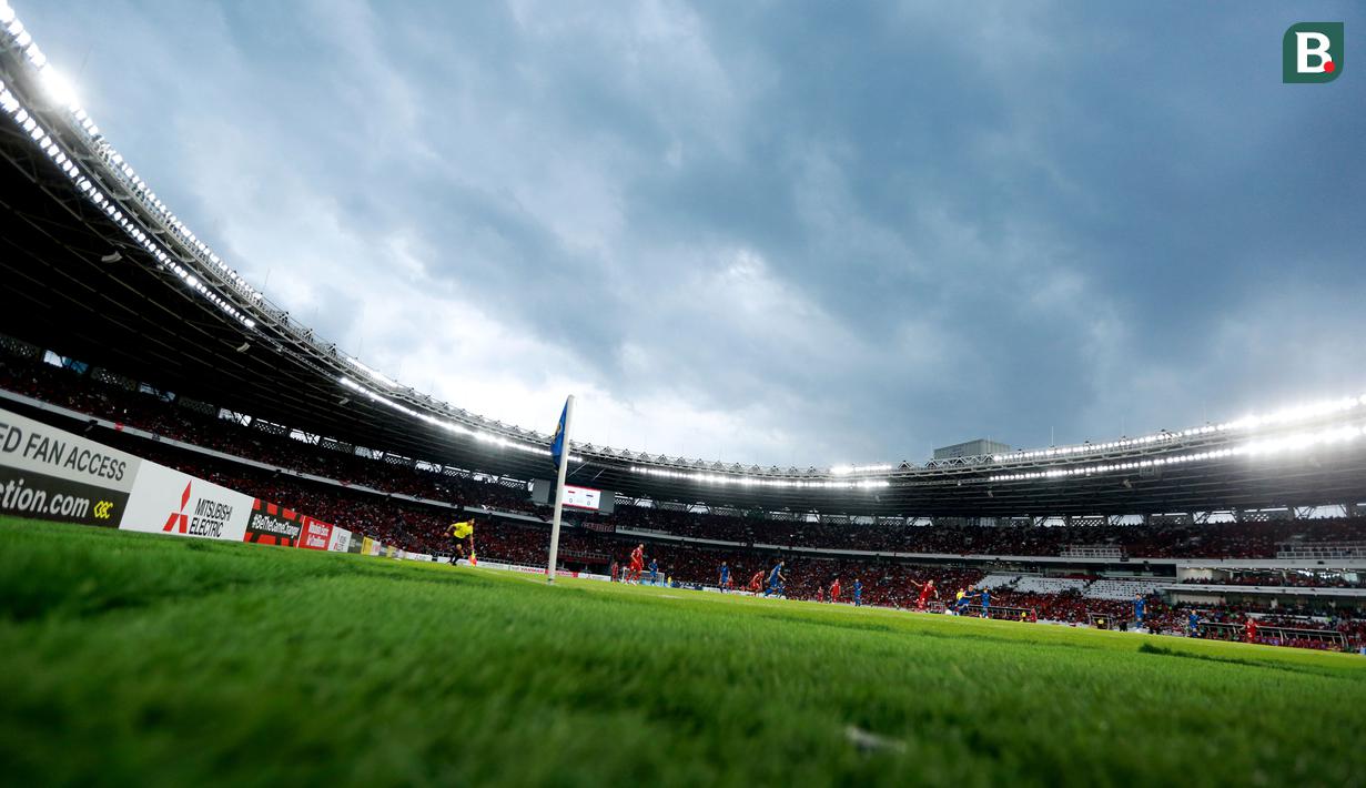 Penampakan awan gelap menggelayut di atas langit Stadion Utama Gelora Bung Karno (SUGBK), Jakarta, Kamis (29/12/2022) saat pertandingan Timnas Indonesia melawan Thailand pada laga Piala AFF 2022. (Bola.com/M Iqbal Ichsan)