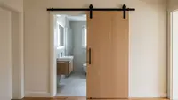 8 Model Pintu Kamar Mandi untuk Ruangan Berukuran Kecil, Desain Simpel yang Terlihat Rapi dan Modern