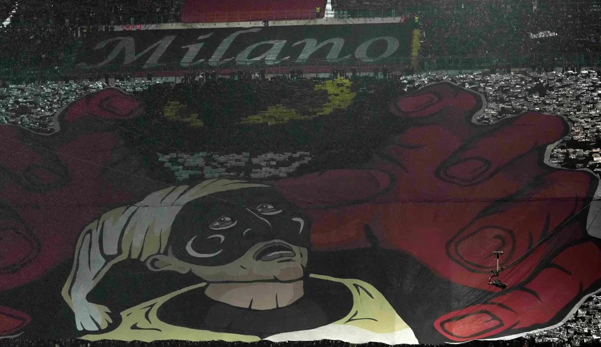 Koreografi fans AC Milan saat laga leg pertama perempat final Liga Champions 2022/2023 melawan Napoli di San Siro, Milan, Kamis (13/04/2023) dini hari WIB. Pertandingan tersebut berhasil dimenangkan oleh tuan rumah melalui gol tunggal Ismael Bennacer. (AP Photo/Luca Bruno)
