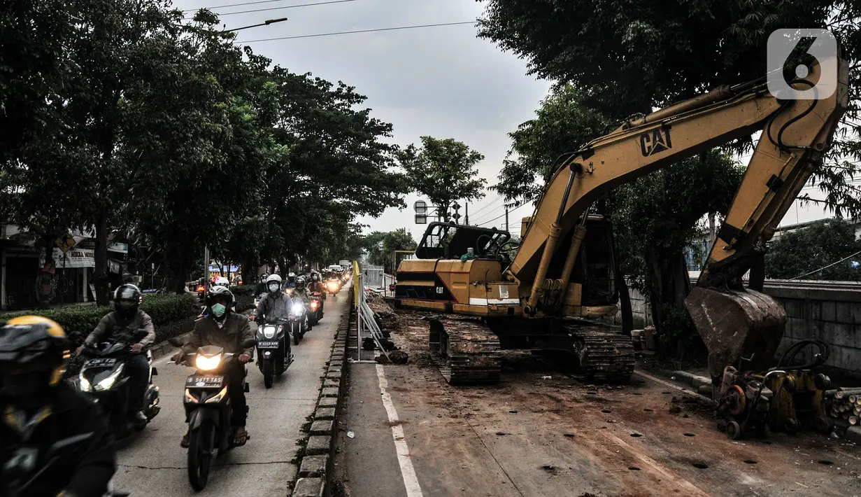 Pengendara melintas di samping proyek galian saluran di Jalan I Gusti Ngurah Rai, Jakarta, Rabu (6/1/2021). Kepala Dinas Perhubungan Provinsi DKI Jakarta Syafrin Liputo mengatakan, pengerjaan tersebut dilakukan hingga 15 Desember 2021. (merdeka.com/Iqbal S Nugroho)