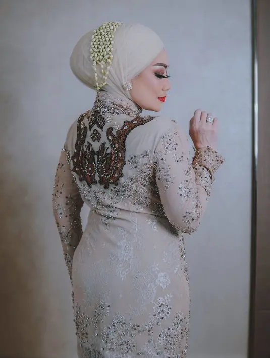 Menutup tampilan, Reza Artamevia mengenakan hijab model turban polos dengan roncean melati [@rezaartameviaofficial]