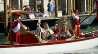 Para pendayung gondola di Festival Regata Storica, Venesia. (dok. Instagram @luigibrugnaro/https://www.instagram.com/p/CEzTsurg3LO/?igshid=18wemd9gcp6mw/Brigitta Valencia Bellion)