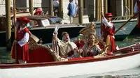 Wajah Ceria Lomba Dayung Gondola Venesia yang Digelar di Tengah Sepinya Turis