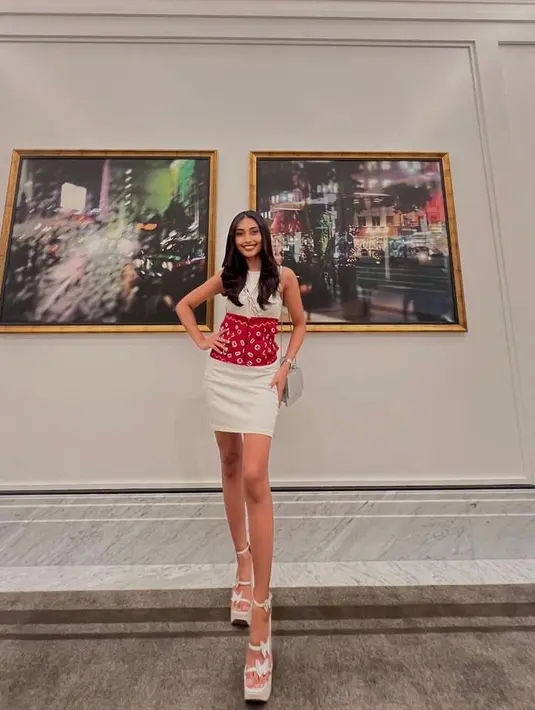 Novia Bachmid memadukan sleeveless dress putih dengan obi belt warna merah. [Foto: IG/noviabachmid].