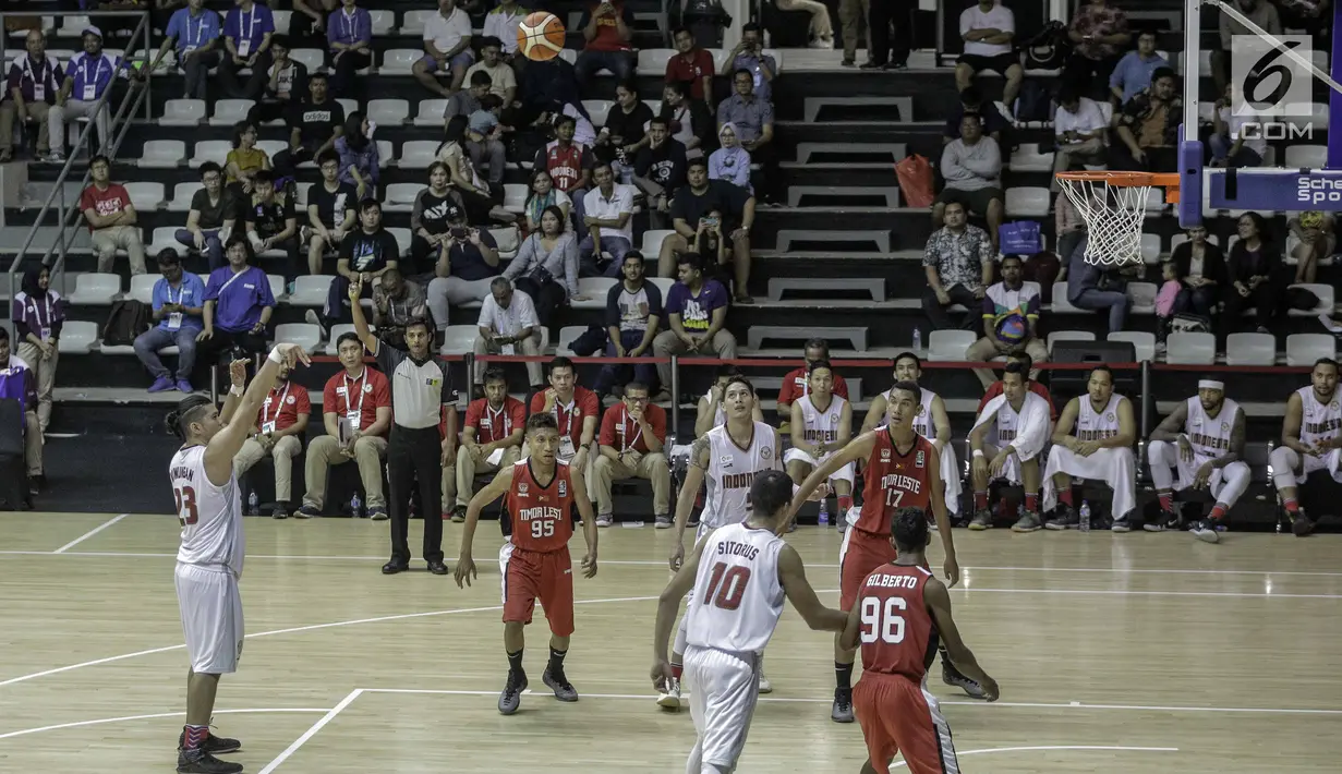 Pebasket putra Indonesia Wuwungan memasukkan bola saat melawan Timor Leste dalam kualifikasi 18th Asian Games Invitation Tournament di Hall Basket Senayan, Jakarta, Kamis (8/2). (Liputan6.com/Faizal Fanani)