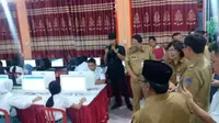Wagub Sulut saat memantau pelaksanaan UNBK hari pertama di SMKN 1 Manado. (Liputan6.com/Yoseph Ikanubun)