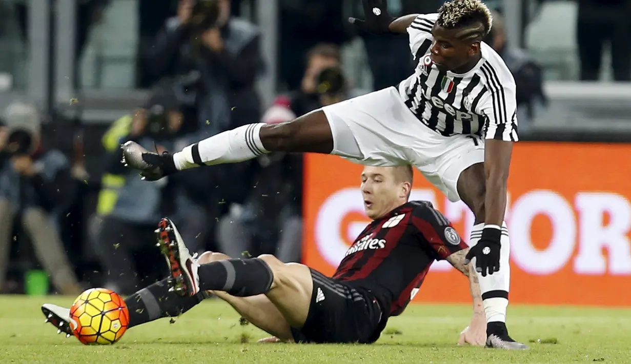 Pemain Juventus, Paul Pogba (atas), berebut bola dengan pemain AC Milan, Juraj Kucka, dalam lanjutan Serie A Italia di Stadion Juventus, Minggu (22/11/2015) dini hari WIB. (Reuters/Alessandro Garofalo)