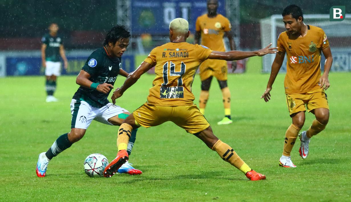 Pemain Persikabo 1973, Andre Oktaviansyah (kiri) berusaha melewati penjagaan dua pemain Bhayangkara FC, Ruben Sanadi (tengah) dan Evan Dimas dalam laga pekan ke-10 BRI Liga 1 2021/2022 di Stadion Moch. Soebroto, Magelang, Minggu (31/10/2021). (Bola.com/Nandang Permana)