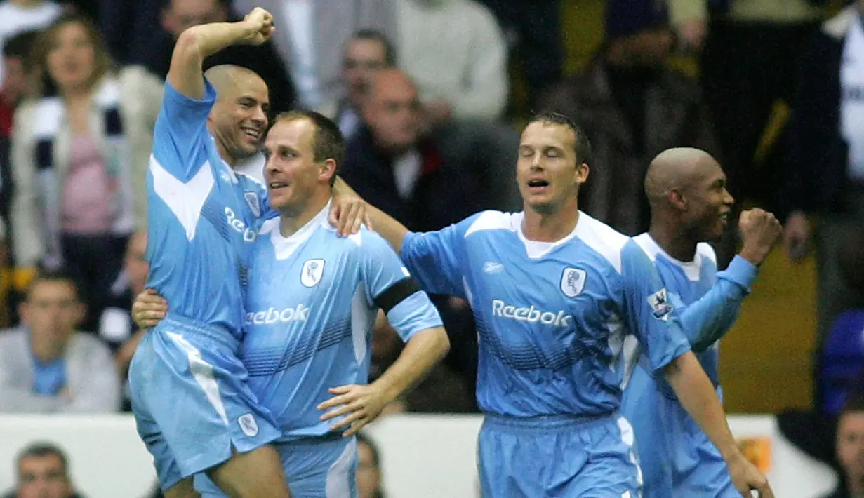 Henrik Pedersen (kedua kiri) yang telah pensiun pada Januari 2013 bersama Silkeborg IF total mencetak 22 gol dan 3 assist dari total 143 laga di Premier League Liga Inggris hanya bersama Bolton Wanderers mulai musim 2001/2002 hingga 2006/2007. (AFP/Odd Andersen)
