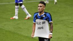 Striker Inter Milan, Lautaro Martinez, melakukan selebrasi usai membobol gawang Sampdoria pada laga Serie A di Stadion Giuesepe Meazza, Minggu (21/6/2020). Inter Milan menang 2-1 atas Sampdoria. (AP/Antonio Calanni)