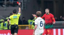 Milan sempat tertinggal lebih dulu akibat gol Mattia Zaccagni di babak pertama. Meski kehilangan Strahinja Pavlovic yang mendapat kartu merah, Rossoneri mampu bangkit dan menyamakan skor lewat aksi Samuel Chukwueze. (AP Photo/Antonio Calanni)