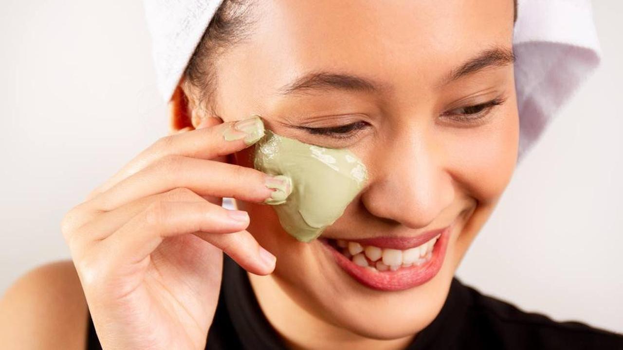 2 Masker Wajah Lokal untuk Kulit Berminyak dan Berjerawat, Berwujud Clay dan Gel