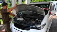 Petugas memeriksa mobil listrik yang terparkir di Gedung Kejaksaan Agung, Jakarta, Rabu (24/6/2015). Penyidik Kejagung menyita sepuluh mobil listrik hasil pengadaan proyek gagal yang digagas mantan Menteri BUMN Dahlan Iskan. (Liputan6.com/Yoppy Renato)  