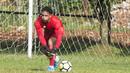 Striker Persija Jakarta, Addison Alves, menjadi kiper saat latihan di Lapangan Sutasoma, Halim, Jakarta, Minggu (25/2/2018). Persija kembali berlatih usai meraih gelar juara Piala Presiden 2018. (Bola.com/Asprilla Dwi Adha)