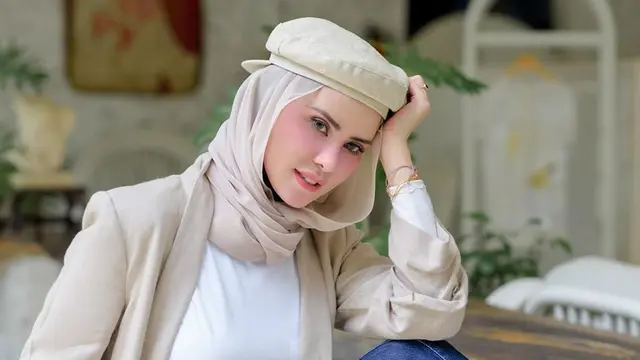 FOTO: Gaya Outfit Angel Lelga dengan Topi Baret, Tampil Stylish