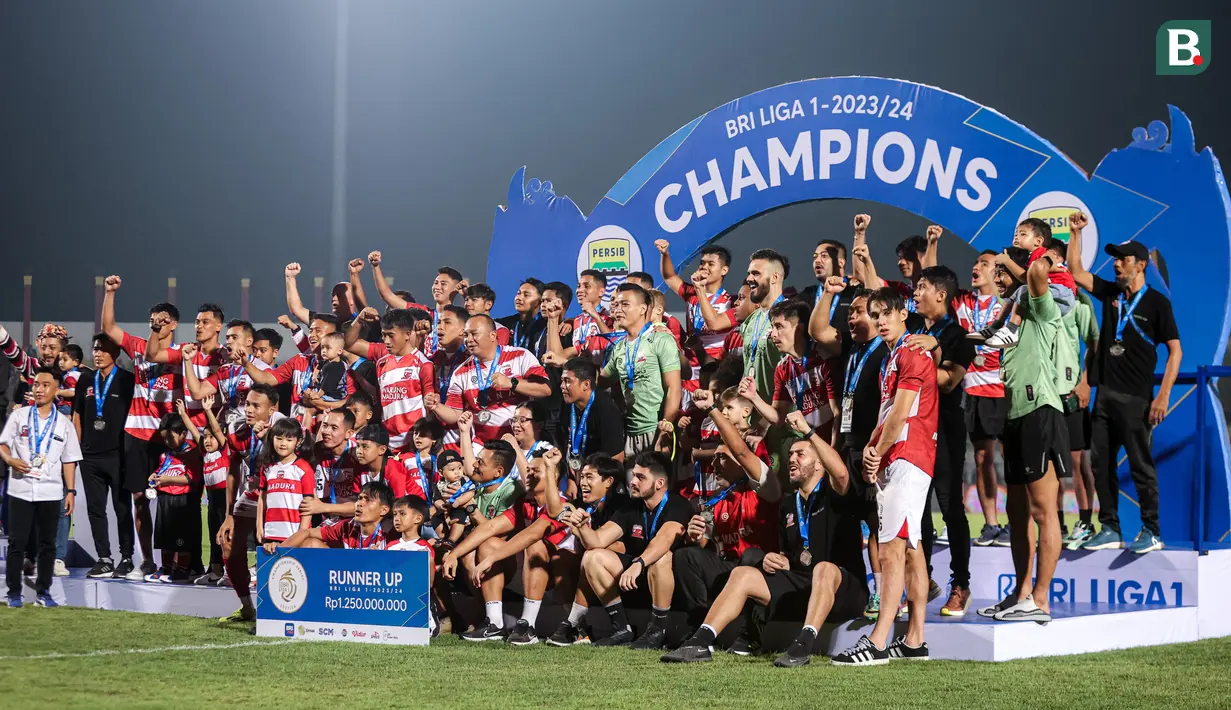 Madura United harus puas menjadi runner-up setelah dua kali dikalahkan Persib Bandung dalam dua leg laga final Championship series. Madura United yang di fase reguler series menenmpati posisi keempat, berhak atas hadiah uang senilai Rp1,25 miliar atas pencapaiannya di peringkat kedua. (Bola.com/Bagaskara Lazuardi)