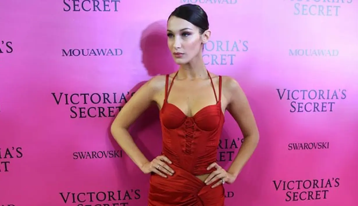 Bella Hadid kembali berlenggang di panggung megah Victoria’s Secret 2017 di Shanghai. Tak lagi bersama sang kakak, Gigi Hadid, Bella tetap tampil dengan pesona luar biasa dan senyumannya yang menarik perhatian. (AFP/Chandan Khanna)