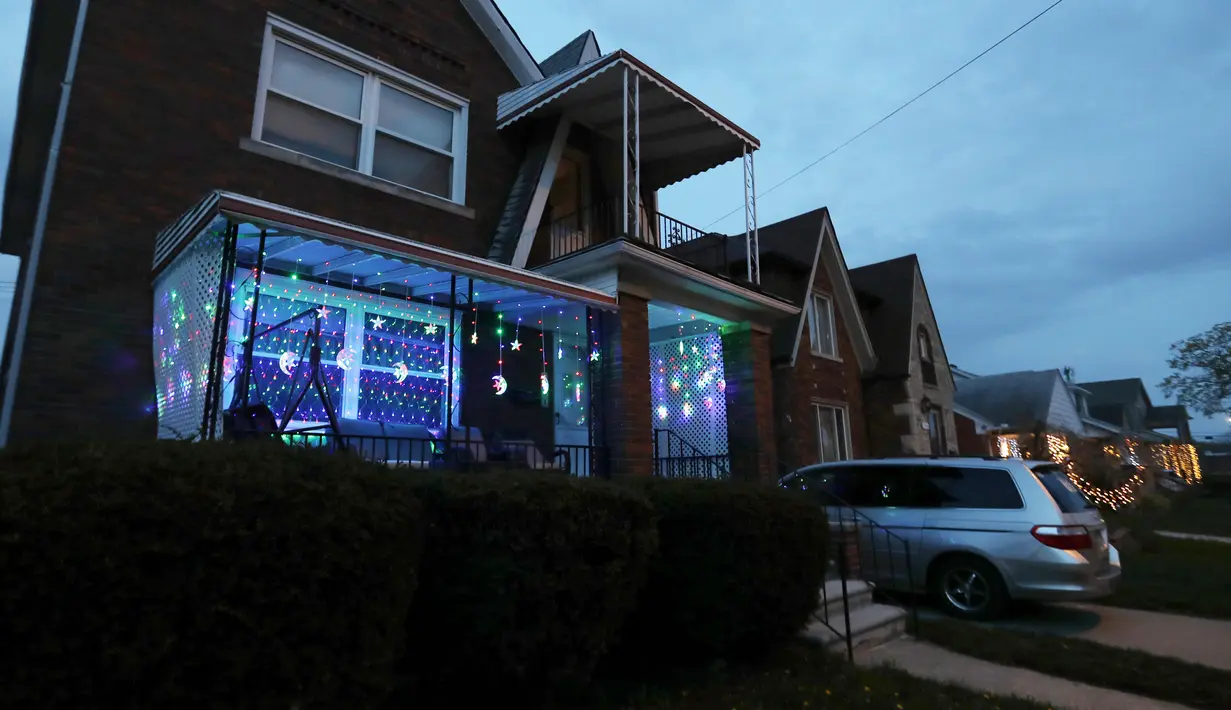 Lampu Ramadan dipajang di sebuah rumah di Dearborn, Michigan, Amerika Serikat, 28 April 2020. Komunitas muslim di Dearborn mengadakan kompetisi lampu Ramadan dengan harapan menyebarkan sukacita dan mengembalikan semangat liburan selama pandemi virus corona COVID-19. (AP Photo/Carlos Osorio)