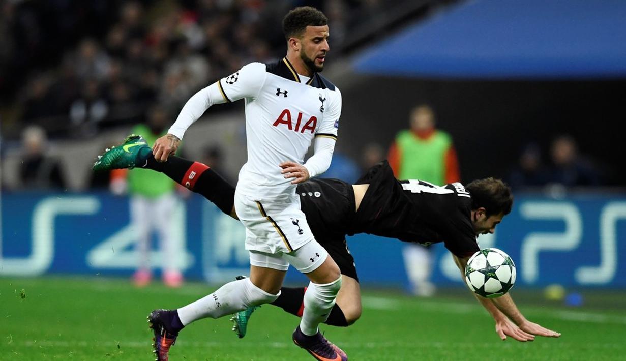 Pemain Tottenham Hotspur, Kyle Walker, berebut bola dengan pemain Bayer Leverkusen, Admir Mehmedi, dalam laga Grup E Liga Champions di Stadion Wembley, Kamis (3/11/2016) dini hari WIB. (Reuters/Dylan Martinez)