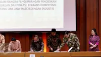 Menko PMK, Puan Maharani menyaksikan Menteri Perindustrian Airlangga Hartarto dan Mendikbud Muhadjir Effendy menandatangani Nota Kesepahaman 5 Menteri dan Perjanjian Kerjasama SMK dan Industri di Jakarta, Selasa (29/11). (Liputan6.com/Fery Pradolo)