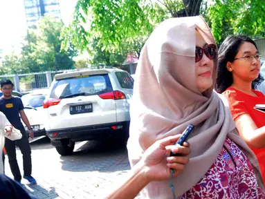Istri dari mantan Ketua Mahkama Konsitusi Akil Mochtar mendatangi gedung Komisi Pemberantas Korupsi (KPK). (Liputan6.com/Faisal R Syam)