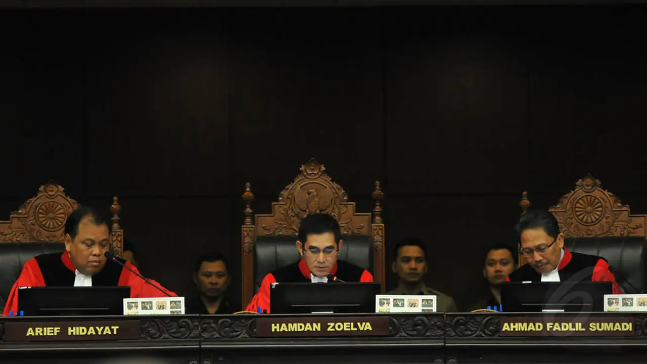 Salam Tiga Jari Warnai Penolakan Gugatan Prabowo