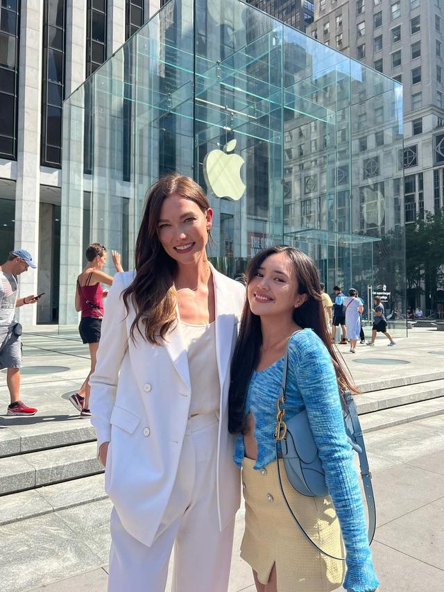 Beby Tsabina pose bareng supermodel Karlie Kloss ketika liburan di New York City, Amerika Serikat (Foto: Instagram @bebytsabina)