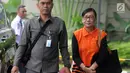 Direktur PT Tashida Sejahtera Perkasa, Irene Irma berjalan dikawal petugas akan menjalani pemeriksaan lanjutan oleh penyidik terkait kasus suap proyek pembangunan SPAM PUPR  di gedung KPK, Jakarta, Senin (18/2). (Merdeka.com/Dwi Narwoko)